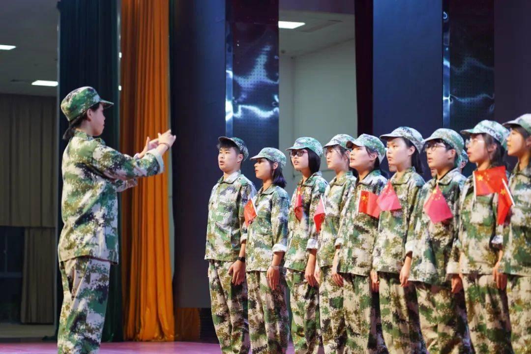 上海街头靓丽精美龙年装饰陆续“上线”迎接农历龙年